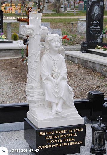 Детский памятник со скульптурой ангела и крестом