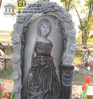 Памятник женщине с портретом в полный рост №104