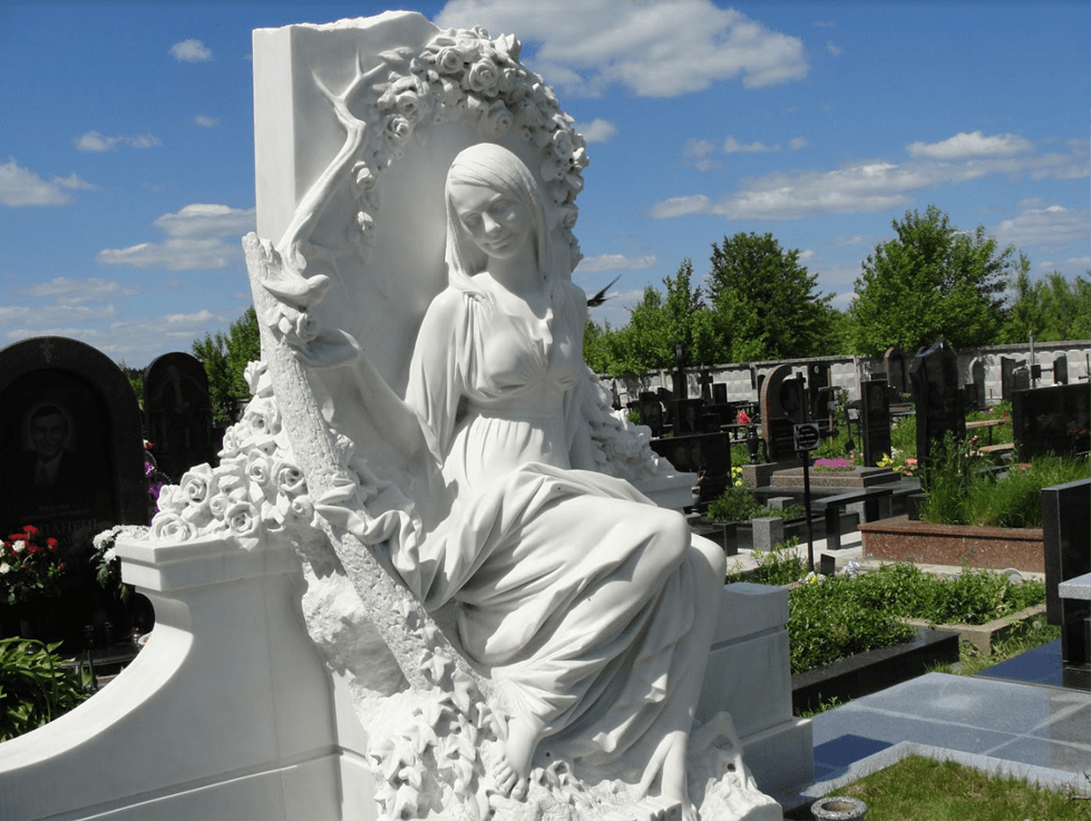 Памятник девушка с розами из белого мрамора