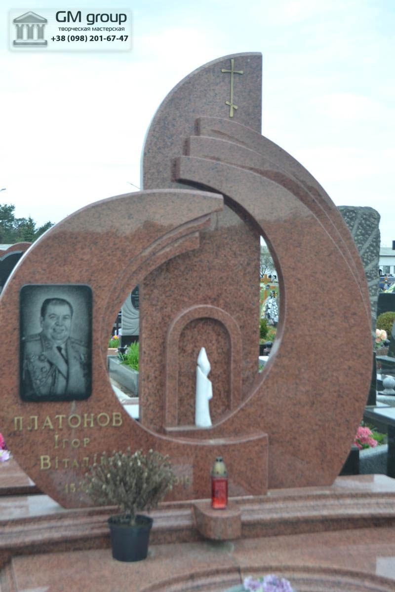 Памятник мужчине из красного гранита №96