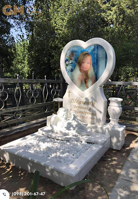 Памятник ребенку из мрамора в виде сердца №2850